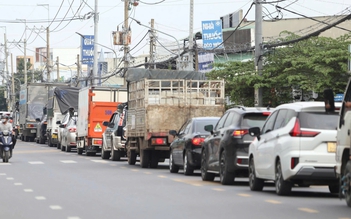 Sửa cao tốc, phà Cát Lái ùn ứ hướng Đồng Nai đi TP.HCM
