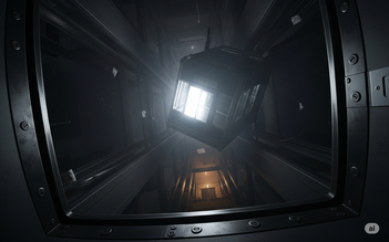 Thang máy rơi tự do khiến một người phụ nữ gãy cột sống