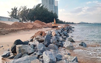 Khắc phục 'rừng' đá chẻ bỗng nhiên xuất hiện trên bãi biển Bình Sơn - Ninh Chữ