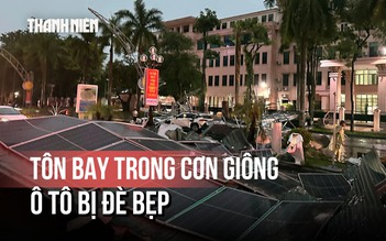 Thanh Hóa: Giông lốc thổi bay mái tôn, đè bẹp ô tô