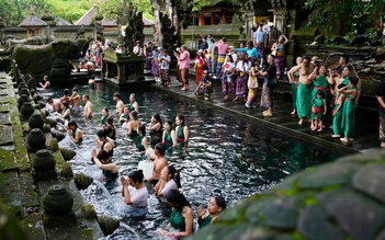 Độc đáo nghi lễ tắm nước thánh thanh lọc tâm hồn ở đền thiêng trên đảo Bali