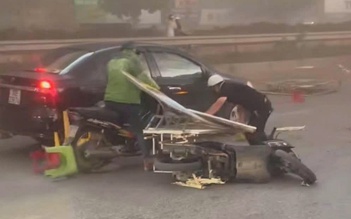 Giông lớn quật ngã người đi đường ở Hà Nội