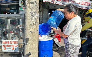 Lan tỏa trên mạng xã hội: Tủ bánh mì 'kỳ lạ' ở Chợ Lớn