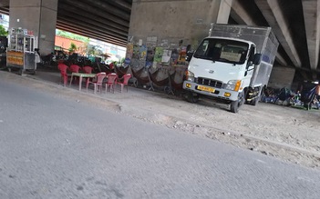 Buôn bán bát nháo và bãi rác dưới gầm cầu Phú Mỹ