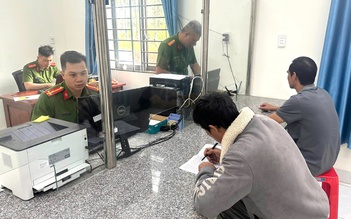 Công an xã hỗ trợ người dân làm thủ tục hành chính