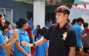 Sau giao hữu với huyền thoại M.U, Tuấn Hải có hoạt động ý nghĩa ở Đà Nẵng