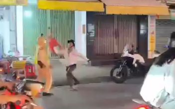 Vi phạm nồng độ cồn, người đàn ông còn cầm ghế tấn công CSGT