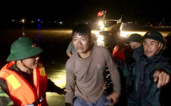 Tàu câu mực chìm ở biển Thiên Cầm, 34 người thoát chết
