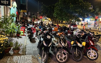 Vỉa hè lại bị tái chiếm, TP.HCM đề xuất lắp camera phạt nguội