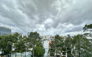 Mây giông phát triển, gió hú liên hồi ở khu vực trung tâm TP.HCM