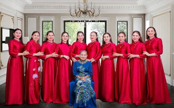 Bức ảnh cụ bà bên 9 con gái và lịch trực đặc biệt gây bão mạng