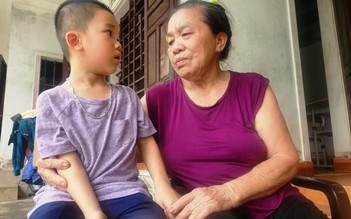 Bé trai mồ côi mẹ ở với bà ngoại già yếu