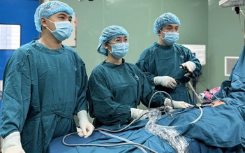 Phẫu thuật thành công ca xoắn dạ dày hiếm gặp ở trẻ 2 tuổi tại Quảng Ngãi