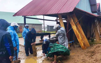 TP.Đà Nẵng: Gió lớn làm tốc mái hàng chục ngôi nhà ở xã biên giới