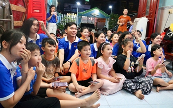 Lớp học không bục giảng của những 'Gia sư áo xanh'