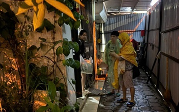 Hà Nội di dân khỏi chung cư nguy hiểm trong đêm