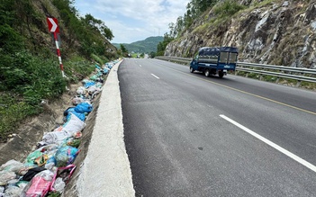 Đường tránh Sa Huỳnh ngập rác thải, gây bức xúc cho người dân