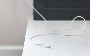 Tiền điện tăng cao vì thói quen không rút củ sạc