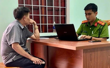 Điều tra vụ người đàn ông lái ô tô tông xe đẩy hàng trên vỉa hè