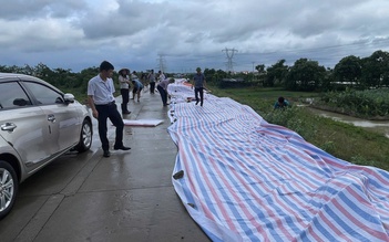 Hà Nội cấm phương tiện qua đê hữu Cầu vì mặt đê sụt lún 70 m