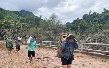 Người dân Nghệ An bị cô lập do lũ lụt được Viettel cộng tiền vào tài khoản