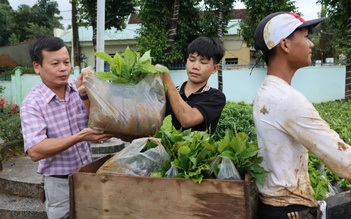 Đại hội Đảng bộ xã Tu Mơ Rông không nhận hoa, nhưng nhận cây giống