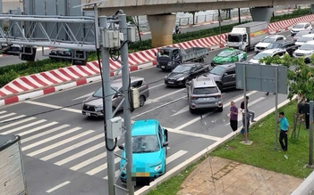 TP.HCM: Ô tô nổ lốp gây tai nạn liên hoàn trên đường Võ Văn Kiệt