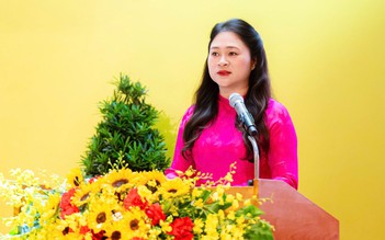 Cán bộ làm việc với tinh thần làm ngày làm đêm phục vụ người dân