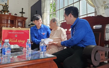 Anh Nguyễn Minh Triết thăm mẹ Việt Nam anh hùng và gia đình chính sách