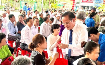Một xã ở TP.HCM tặng quà cho người có công gần 643 triệu đồng