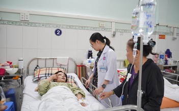 Bạn đọc Báo Thanh Niên hỗ trợ cô gái liệt tay chân, 
mờ mắt gần 160 triệu đồng