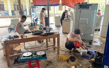 Nhiều bạn trẻ đến vùng lũ sửa chữa thiết bị gia dụng miễn phí cho bà con