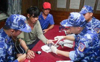 Ngư dân bị tai nạn không cầm máu được, cảnh sát biển kịp thời ứng cứu