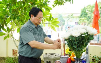 Thủ tướng Phạm Minh Chính tiếp tục hành trình tri ân tại Quảng Trị