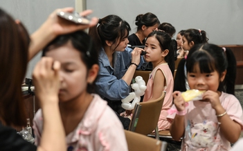 100 bé gái lần đầu 'lột xác' trên sàn diễn tại ngày hội Giấc Mơ Lọ Lem