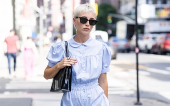 Jumpsuit mini đã trở lại với phiên bản quyến rũ, khoe trọn đôi chân