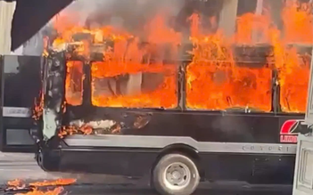 Hà Nội: Xe 24 chỗ bốc cháy trước cửa bến tàu du lịch