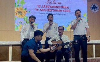 Tiến sĩ Lê Bá Khánh Trình và tiến sĩ Nguyễn Thanh Hùng cùng hát 'Thời thanh niên sôi nổi' trong lễ tri ân trước khi nghỉ hưu