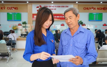 Thanh niên tình nguyện 'trực chiến' tại Trung tâm hành chính công để hỗ trợ người dân