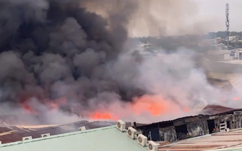 TP.HCM: Gần 200 cảnh sát chữa cháy kho chứa hàng ở xã Bình Hưng