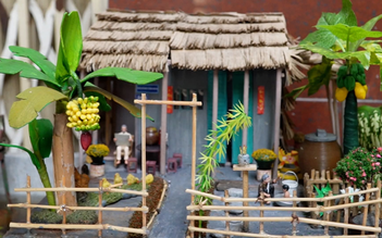 Mô hình nhà miền Tây làm từ bìa carton: Như thấy lại ký ức tuổi thơ