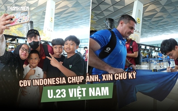 CĐV Indonesia chụp ảnh, xin chữ ký U.23 Việt Nam ở sân bay