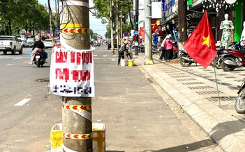 Hàng loạt trụ điện án ngữ dưới lòng đường