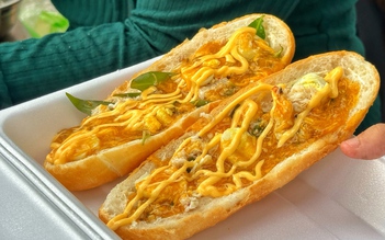 Bánh mì xốt gạch cua 'gây sốt' ở TP.HCM: Món lạ khiến khách ùn ùn kéo đến