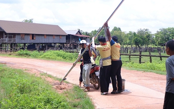 Sinh viên mang niềm vui đến vùng biên giới