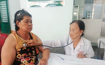 Bác sĩ tình nguyện 82 tuổi