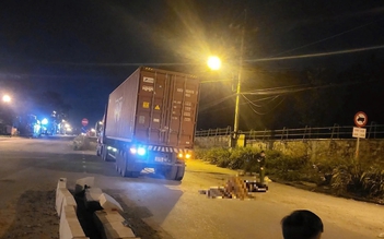 TP.HCM: Ngã tại đường đang thi công, 1 người bị xe container cán tử vong