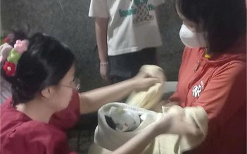 Phát hiện bé trai sơ sinh bị bỏ rơi cạnh thùng rác