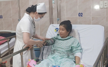Người phụ nữ thoát chết thần kỳ sau khi bị máy cày đè lên người