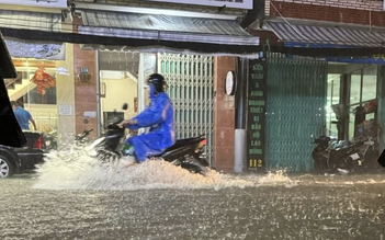 Mưa lớn giữa mùa hè gây ngập cục bộ nhiều tuyến phố Đà Nẵng